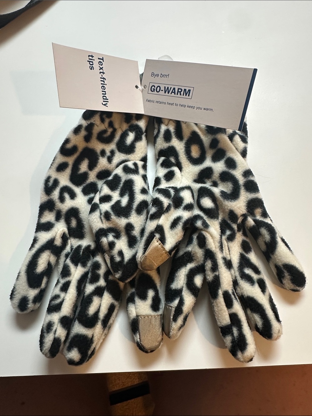 Old Navy Leopard Print Go-Warm Touchscreen Gloves in Black and Cream